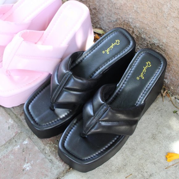 🚨ON SALE// Black Platform Thong Sandal - Picture 8 of 10